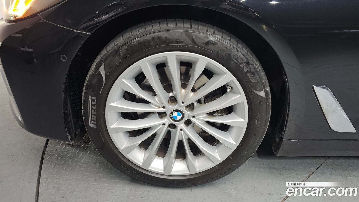 BMW 5-Series 520i Luxury, 2023