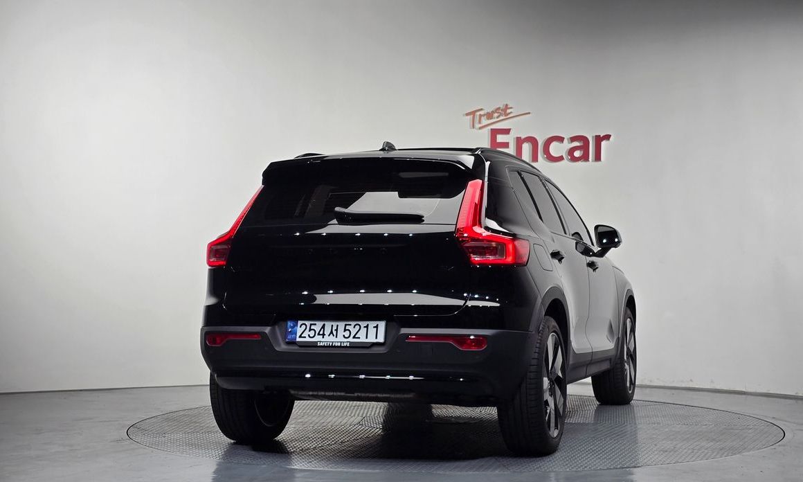 Volvo XC40 B4 Black Edition, 2025