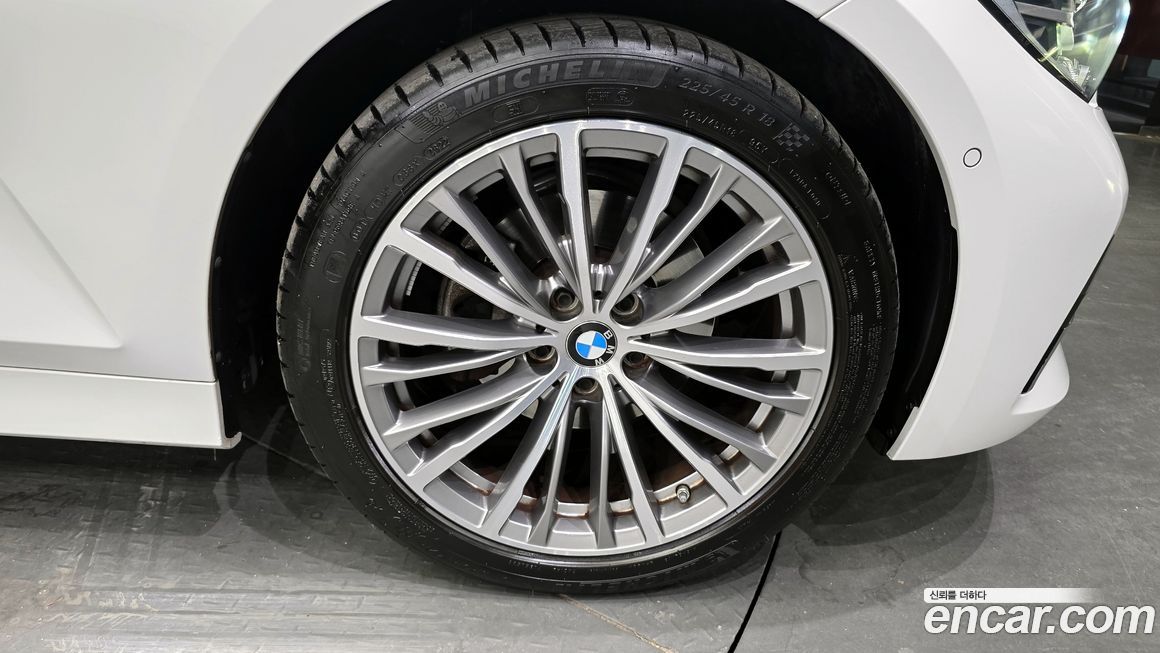 BMW 3-Series 320i Luxury, 2022