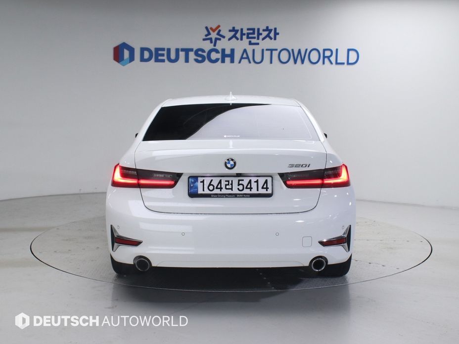 BMW 3-Series 320i Luxury, 2022