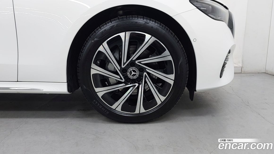 Mercedes-Benz E-Class E300 4MATIC Exclusive, 2025