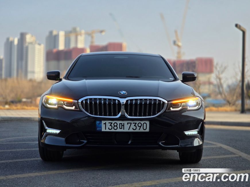 BMW 3-Series 320i Luxury, 2022