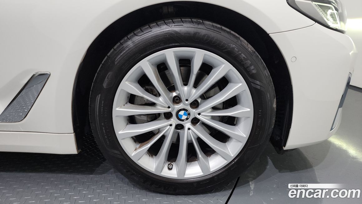 BMW 5-Series 520i Luxury, 2023