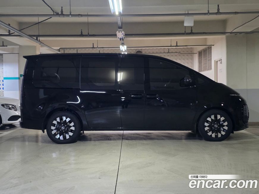 Hyundai Staria 4WD Lounge 7-Seater, 2025