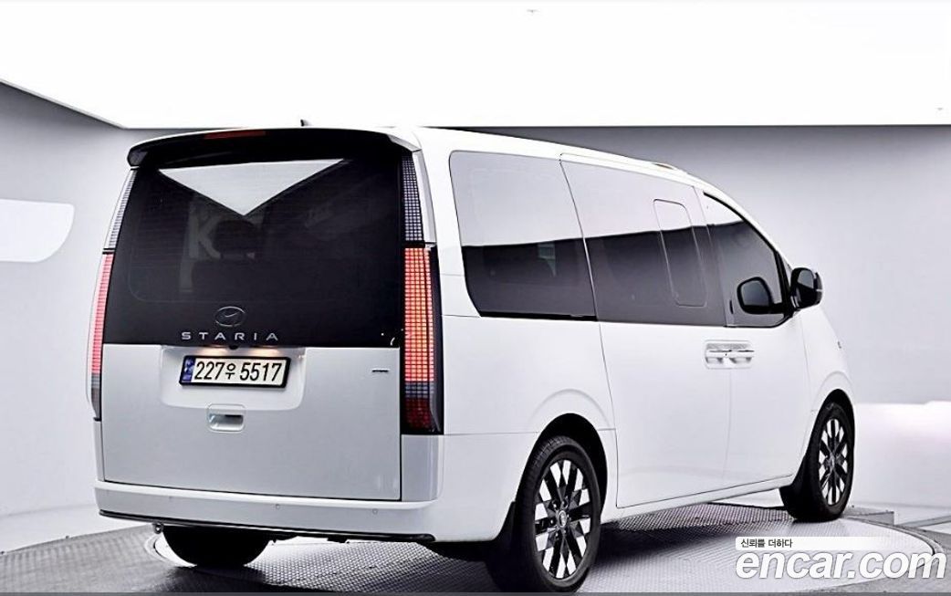 Hyundai Staria 4WD Lounge 7-Seater, 2025