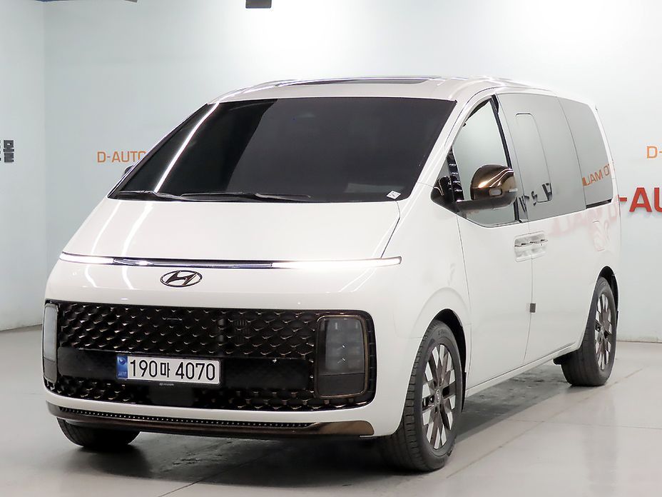 Hyundai Staria 4WD Lounge 9-Seater, 2024