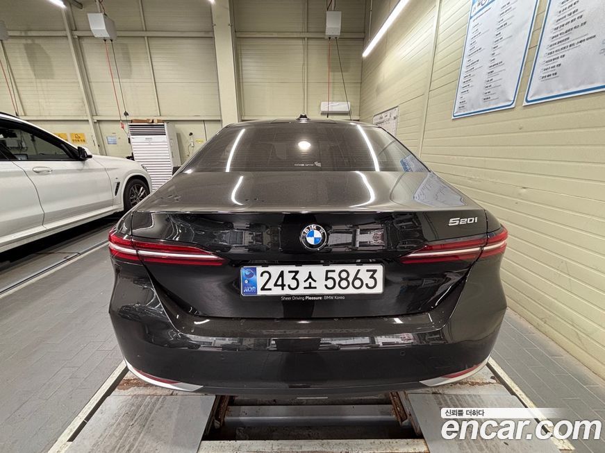 BMW 5-Series 520i, 2025