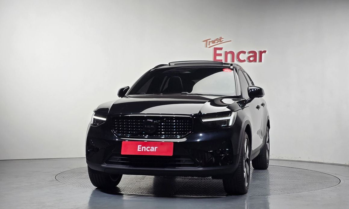 Volvo XC40 B4 Black Edition, 2025