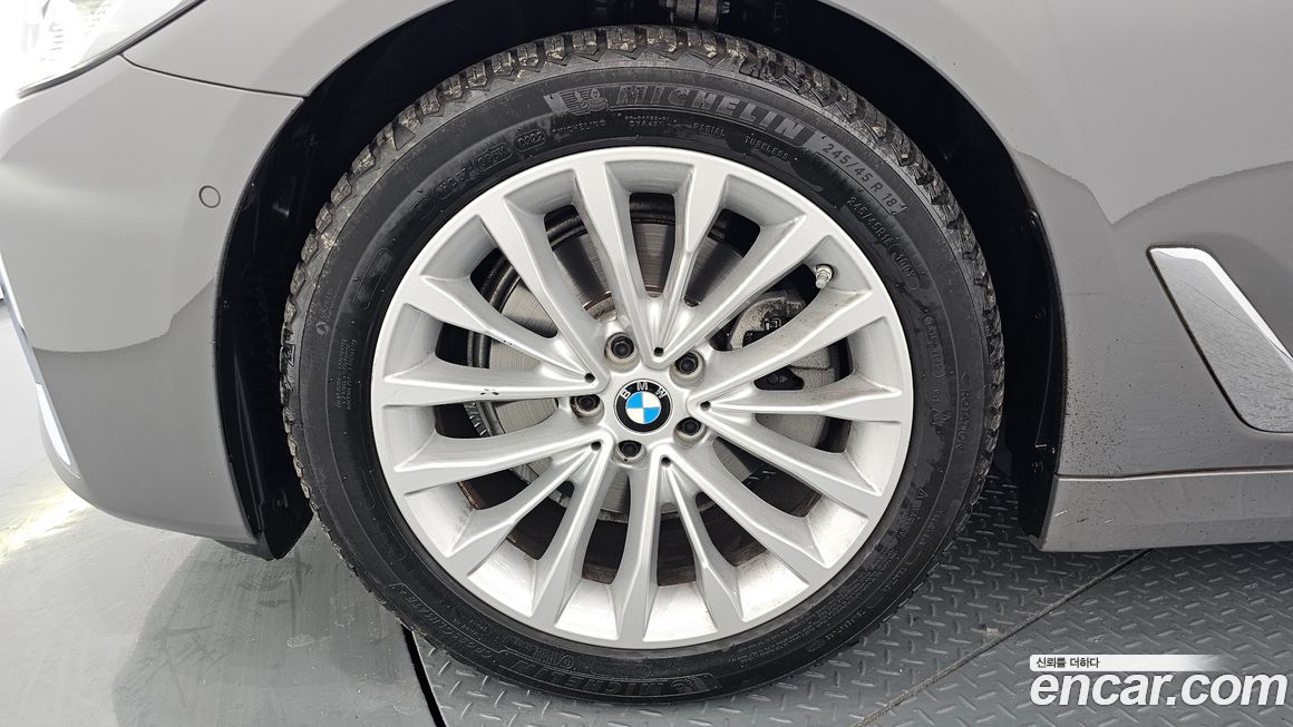 BMW 5-Series 520i Luxury, 2022