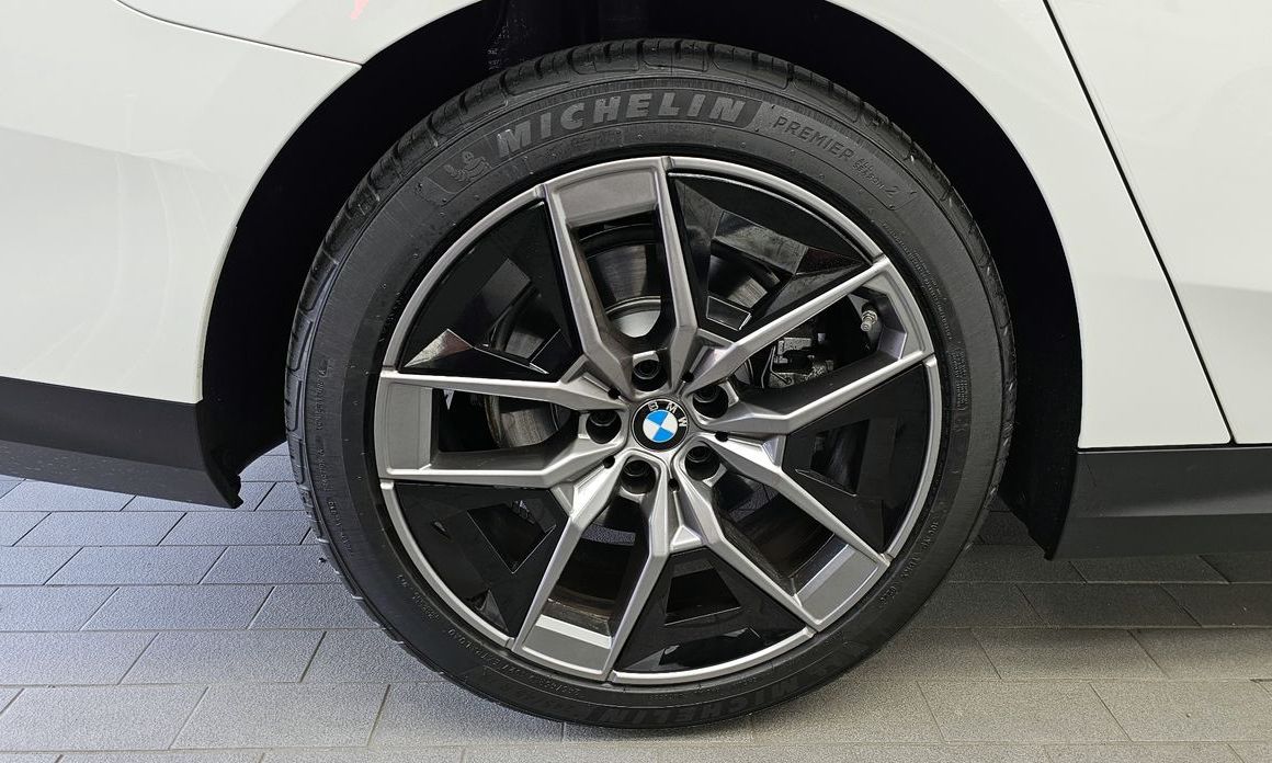 BMW 5-Series 520i, 2025
