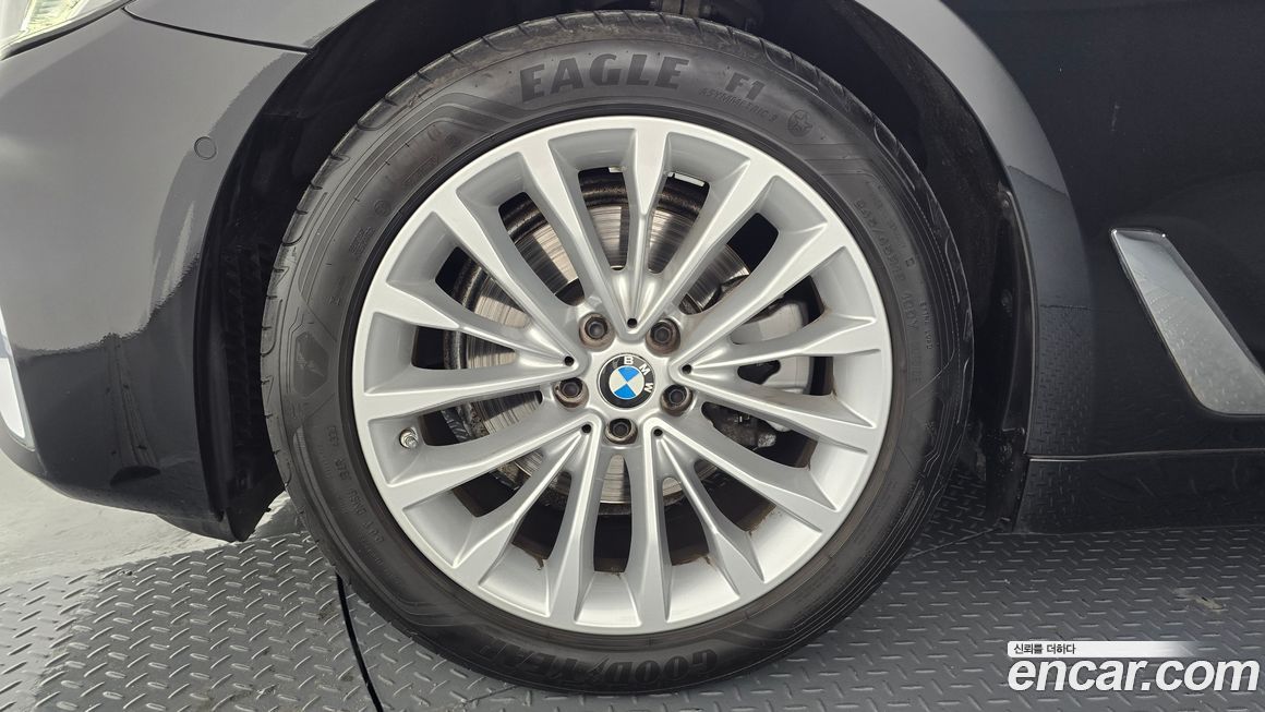 BMW 5-Series 520i Luxury, 2021