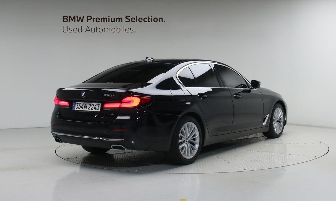 BMW 5-Series 520i Luxury, 2022