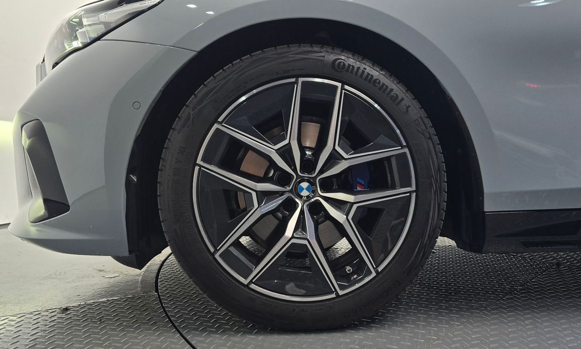 BMW 5-Series 520i M Sport, 2025