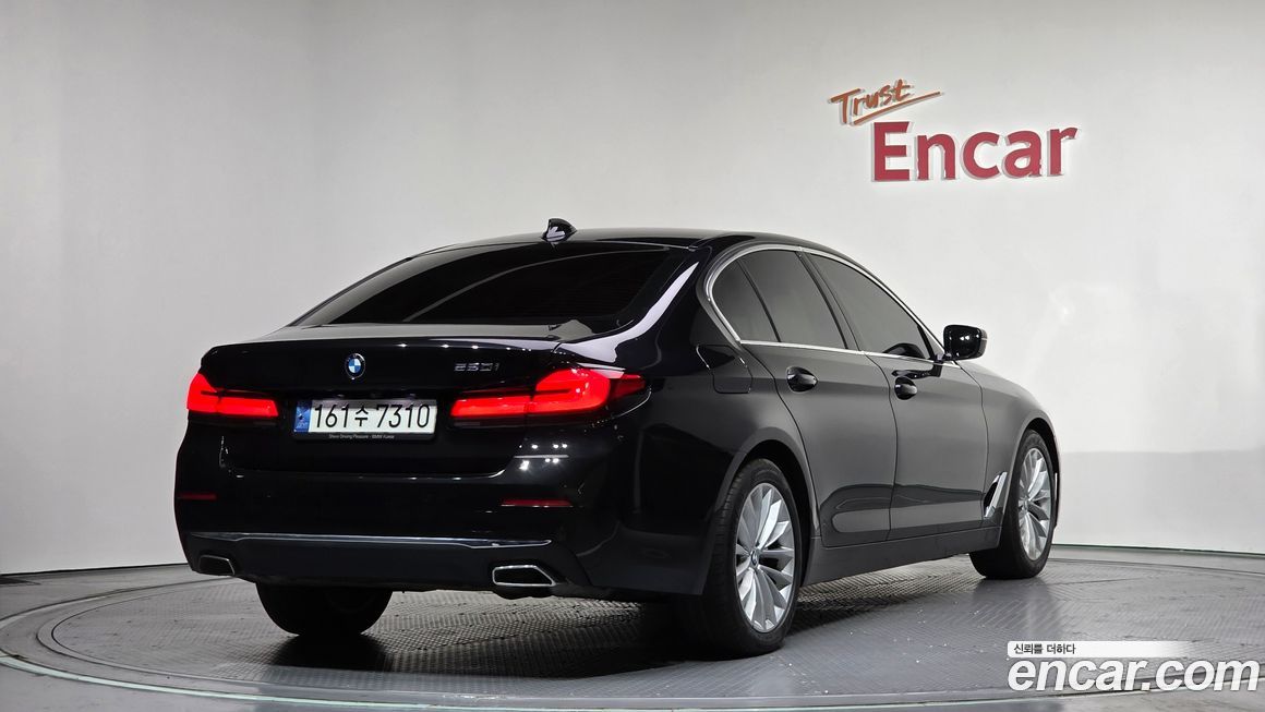 BMW 5-Series 520i Luxury, 2023