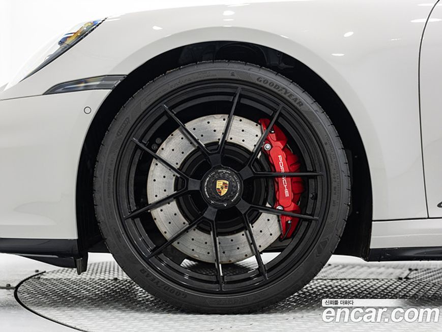 Porsche 911 Carrera 4 GTS, 2025