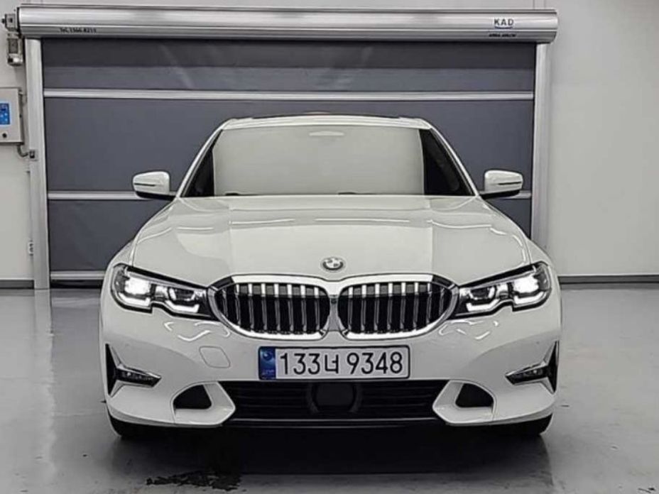 BMW 3-Series 320i Luxury, 2022