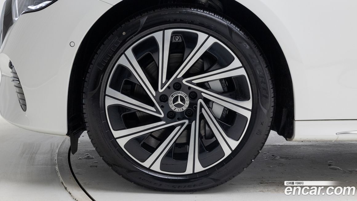 Mercedes-Benz E-Class E300 4MATIC Exclusive, 2026