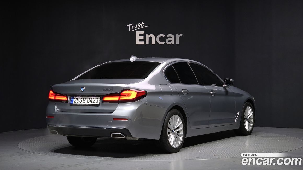 BMW 5-Series 520i Luxury, 2023