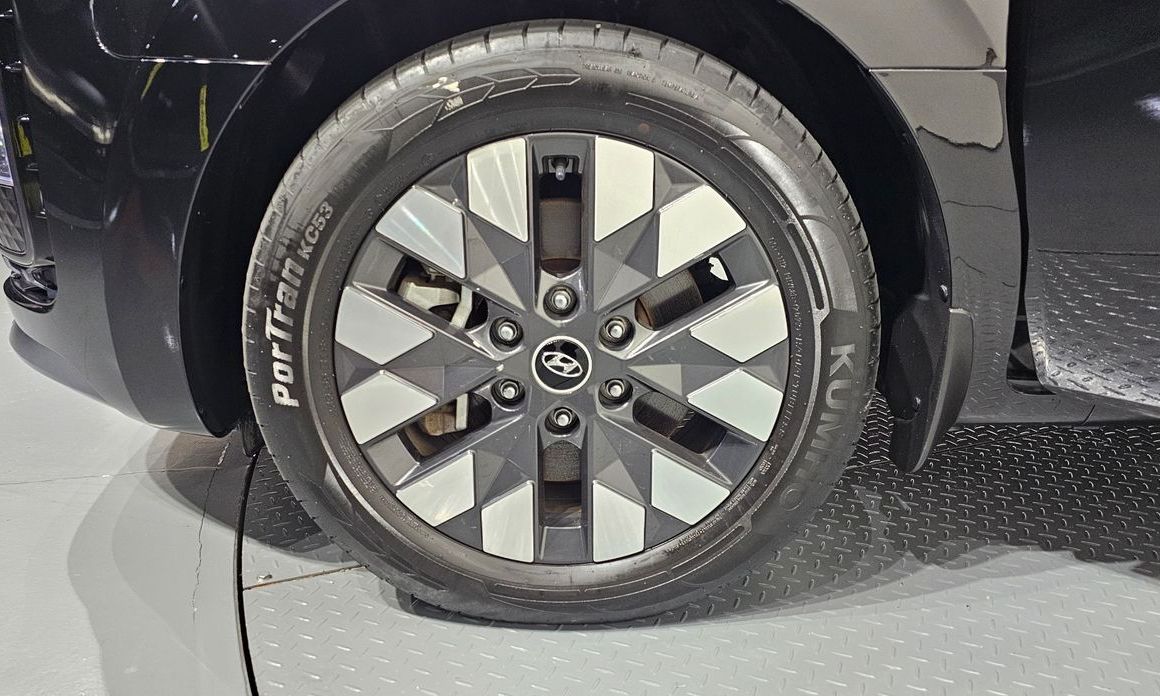 Hyundai Staria 4WD Lounge 9-Seater, 2022