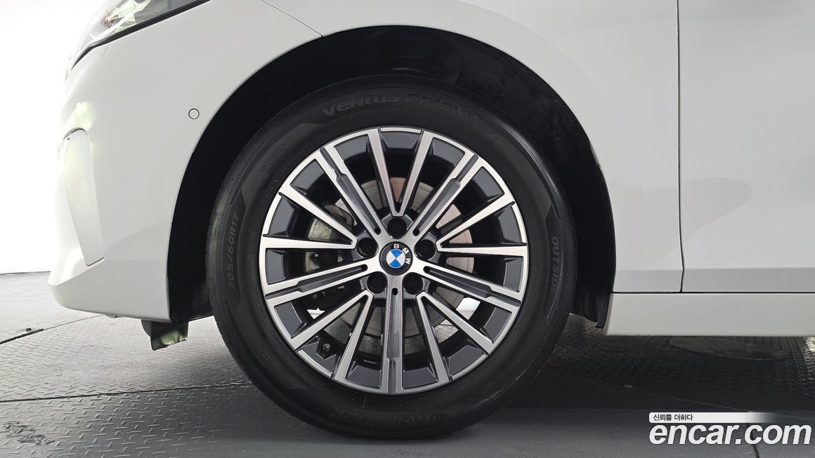 BMW 2-Series 220i Luxury, 2023