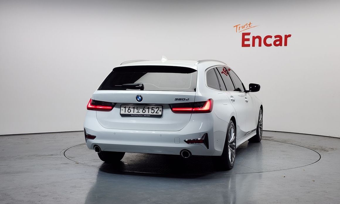 BMW 3-Series 320d Touring Luxury, 2022