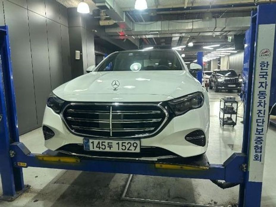 Mercedes-Benz E-Class E300 4MATIC Exclusive, 2025