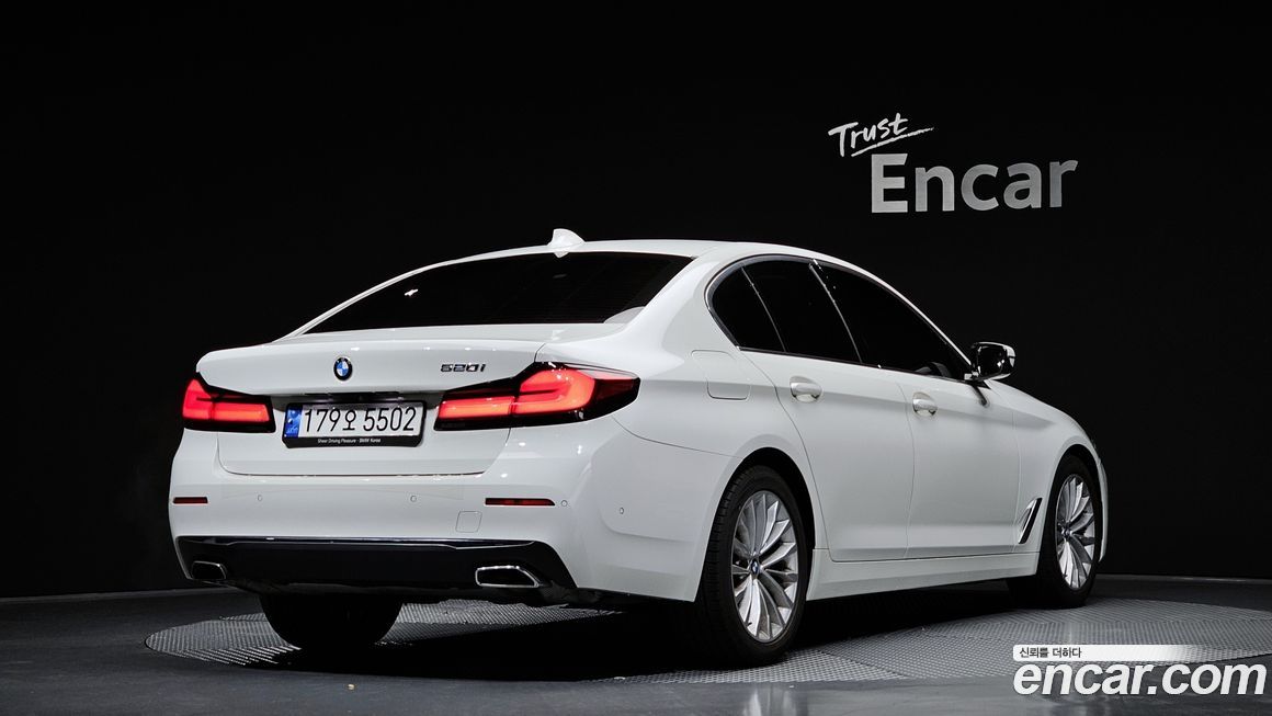 BMW 5-Series 520i Luxury, 2022
