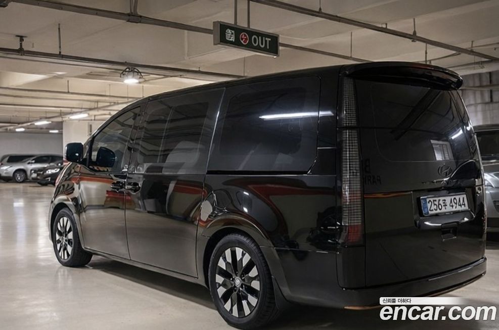 Hyundai Staria 4WD Lounge 7-Seater, 2025