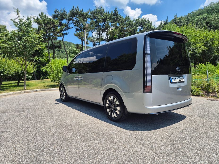 Hyundai Staria Lounge 9-Seater, 2022