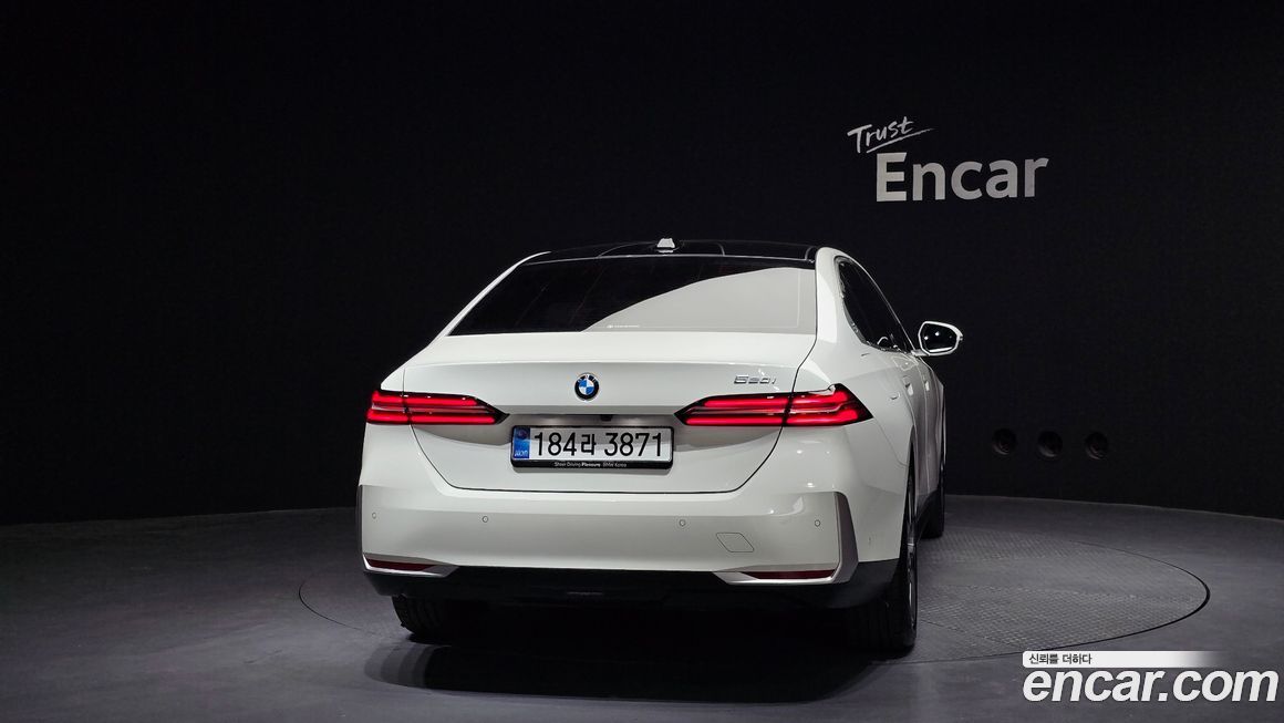 BMW 5-Series 520i, 2025