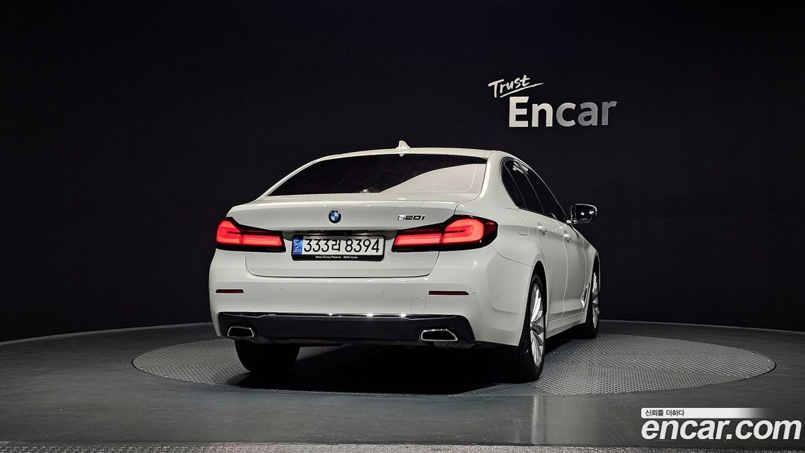 BMW 5-Series 520i Luxury, 2023