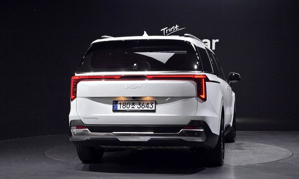 Kia Carnival 9-Seater Signature, 2024