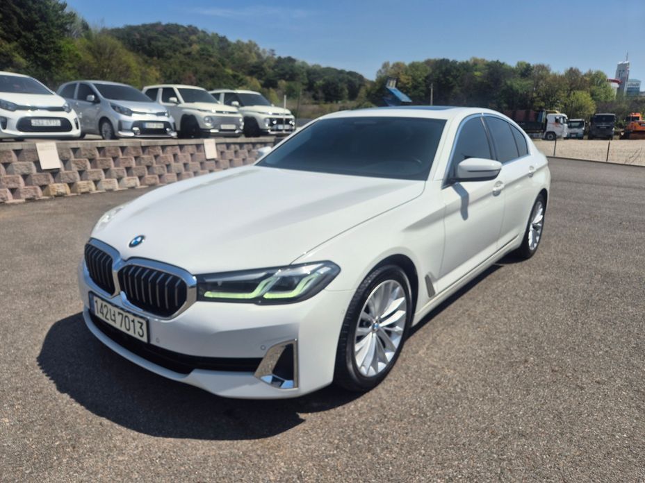BMW 5-Series 520i Luxury, 2022