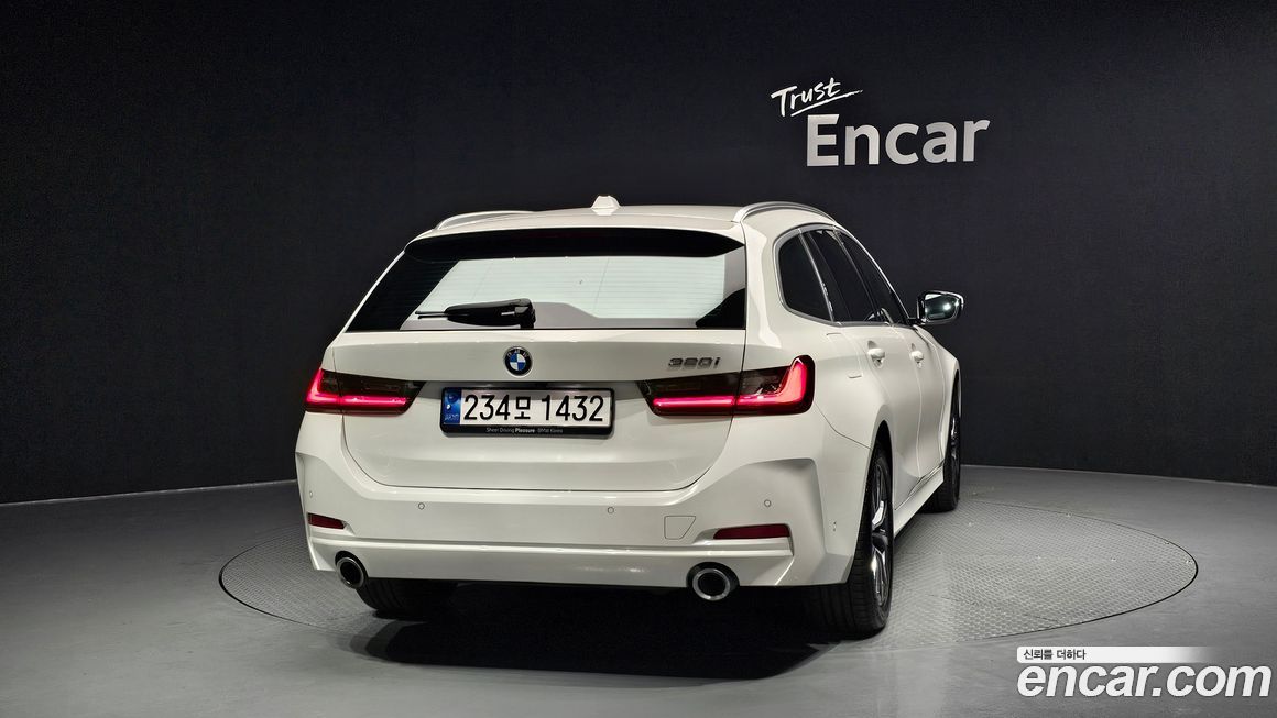 BMW 3-Series 320i Touring, 2024