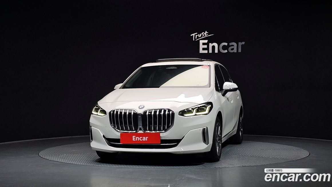 BMW 2-Series 220i Luxury, 2024