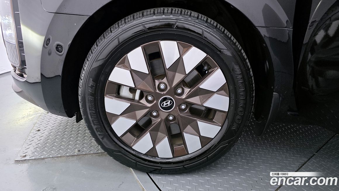 Hyundai Staria 4WD Lounge 7-Seater, 2023