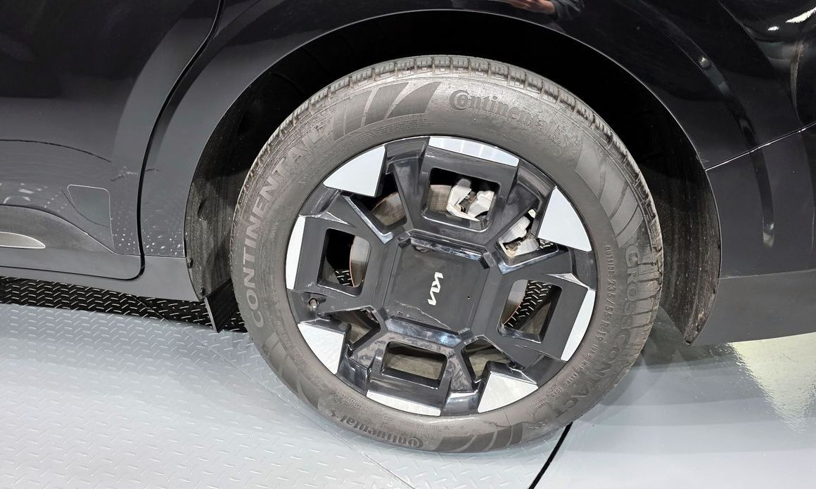Kia Carnival 9-Seater Signature, 2024