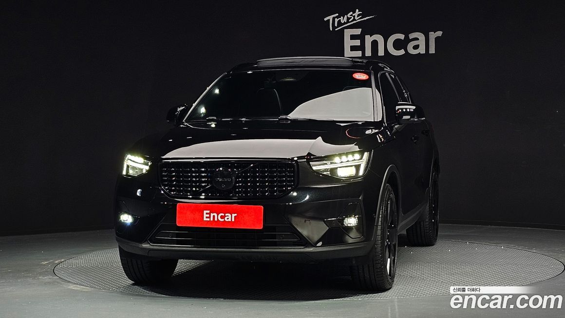 Volvo XC40 B4 Black Edition, 2025