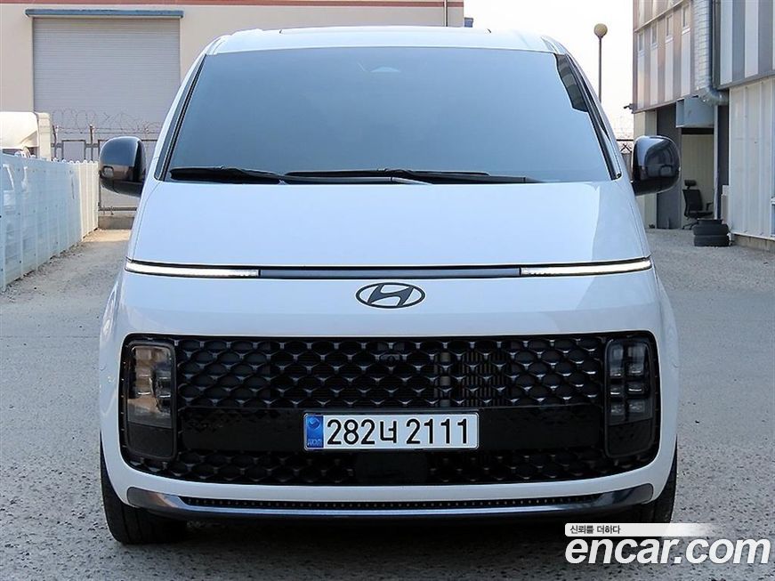 Hyundai Staria 4WD Lounge 9-Seater, 2025