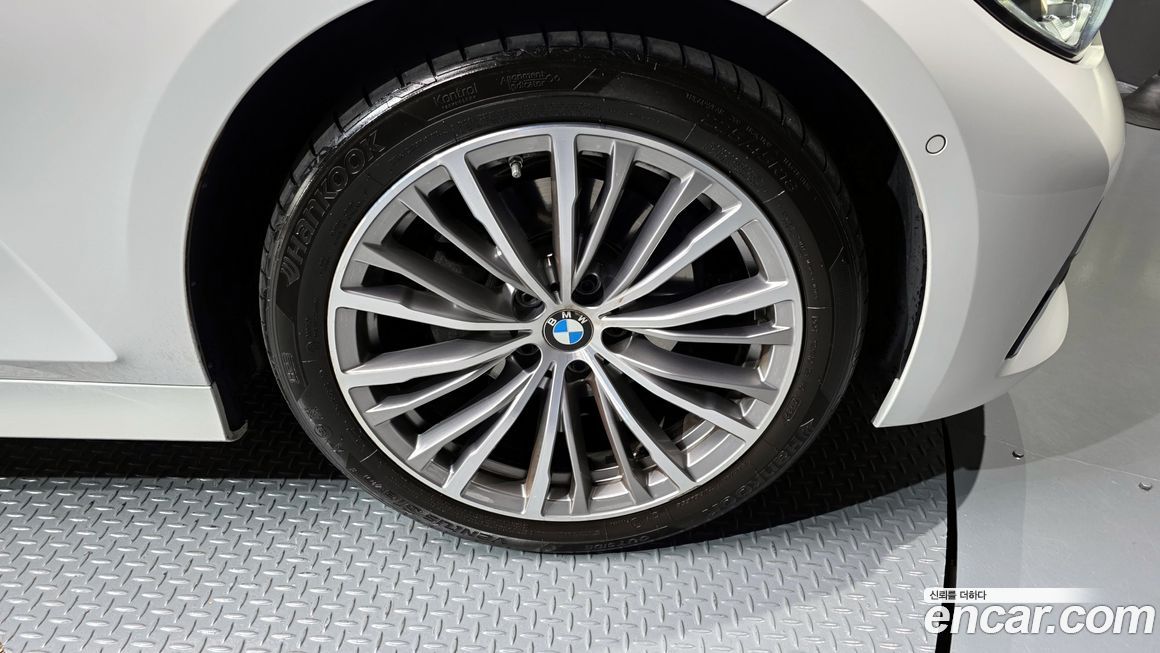 BMW 3-Series 320i Luxury, 2022