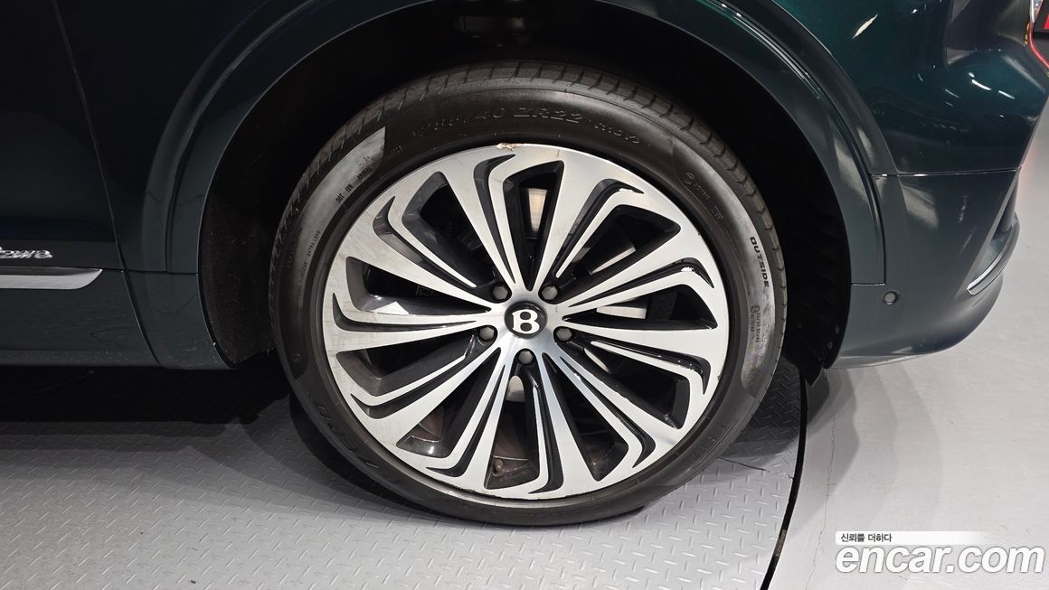 Bentley Bentayga 4.0 V8 EWB First Edition, 2024