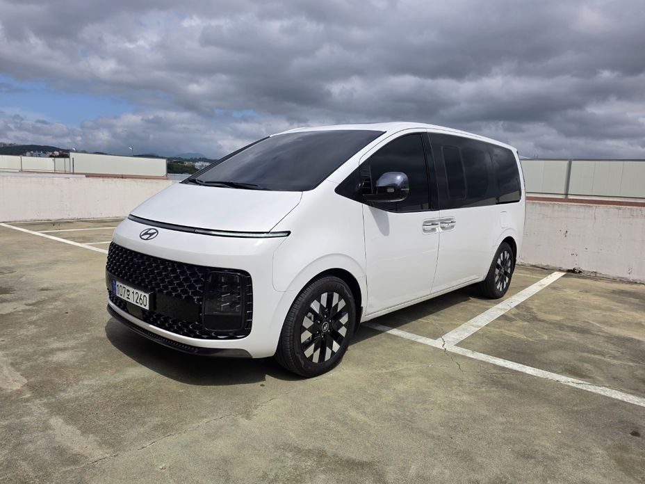 Hyundai Staria Lounge 9-Seater, 2025