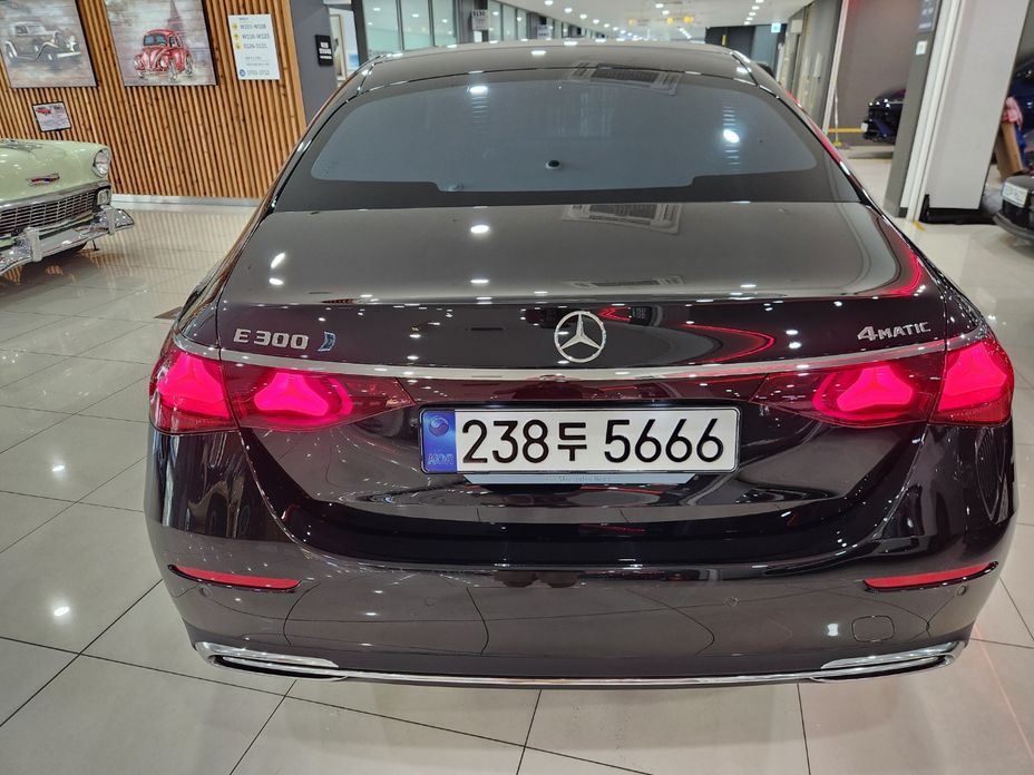 Mercedes-Benz E-Class E300 4MATIC Exclusive, 2025