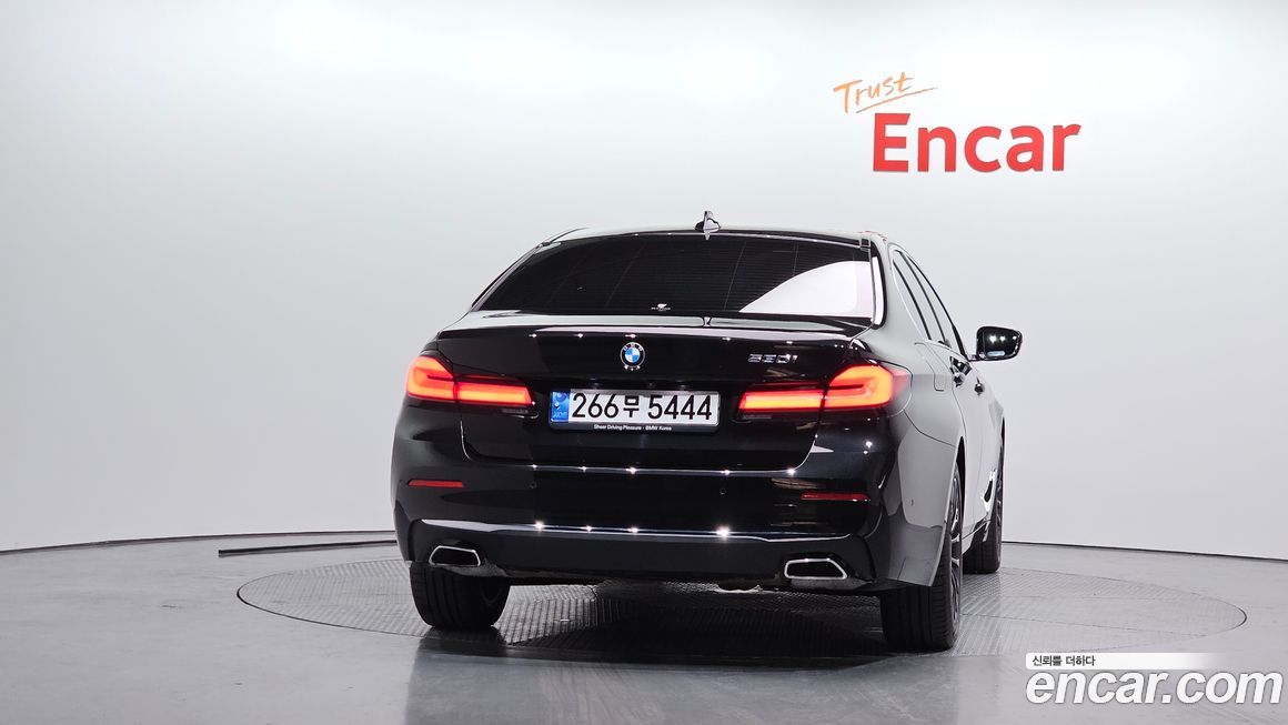 BMW 5-Series 530i Luxury, 2022