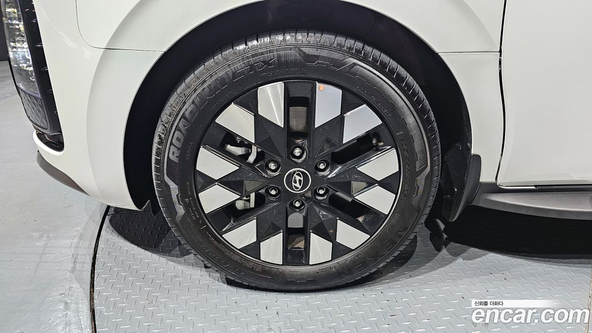 Hyundai Staria 4WD Lounge 7-Seater, 2025