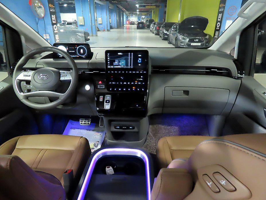 Hyundai Staria 4WD Lounge 9-Seater, 2024