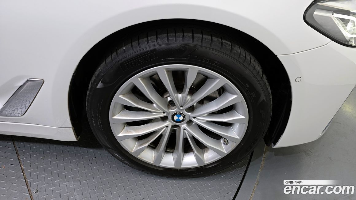 BMW 5-Series 523d xDrive Luxury, 2023