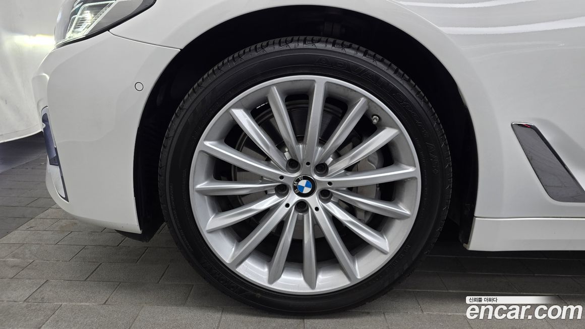 BMW 5-Series 530i Luxury, 2023