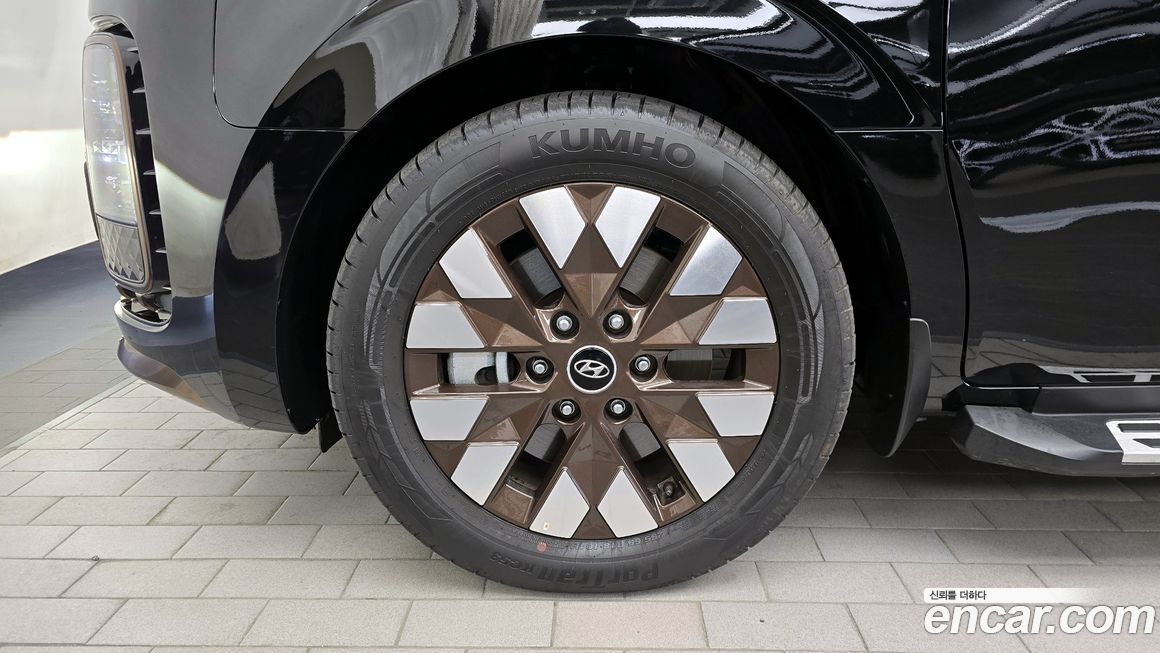 Hyundai Staria 4WD Lounge 9-Seater, 2024