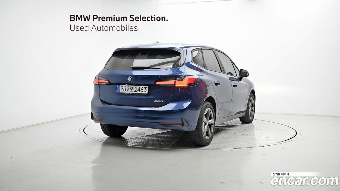 BMW 2-Series 220i Luxury, 2024